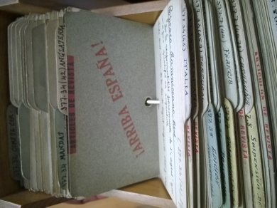 Foto de fichero de la Biblioteca del Colegio de Abogados de Barcelona con ficha censurada con el sello de 